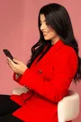 Samantha usando o celular para planejar uma viagem com inteligência artificial